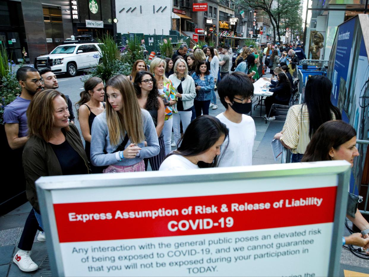 Fully vaccinated fans arrive for a concert by Coldplay in New York (REUTERS)