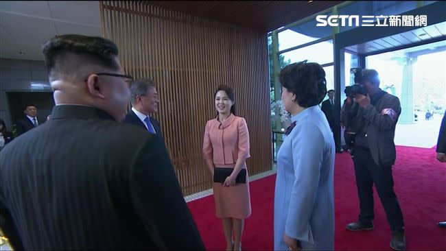 李雪主不同於以往第一夫人的神秘，常常和金正恩一起現身。（圖／資料照）