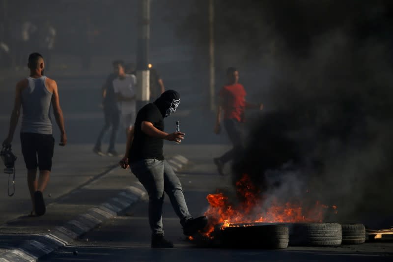 Palestinians protest against Israeli flag-waving procession