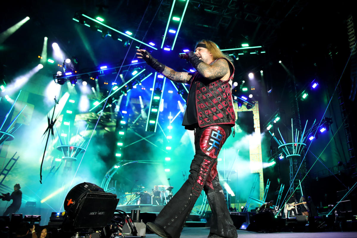 Mötley Crüe singer Vince Neil falls on his face during show in New Jersey
