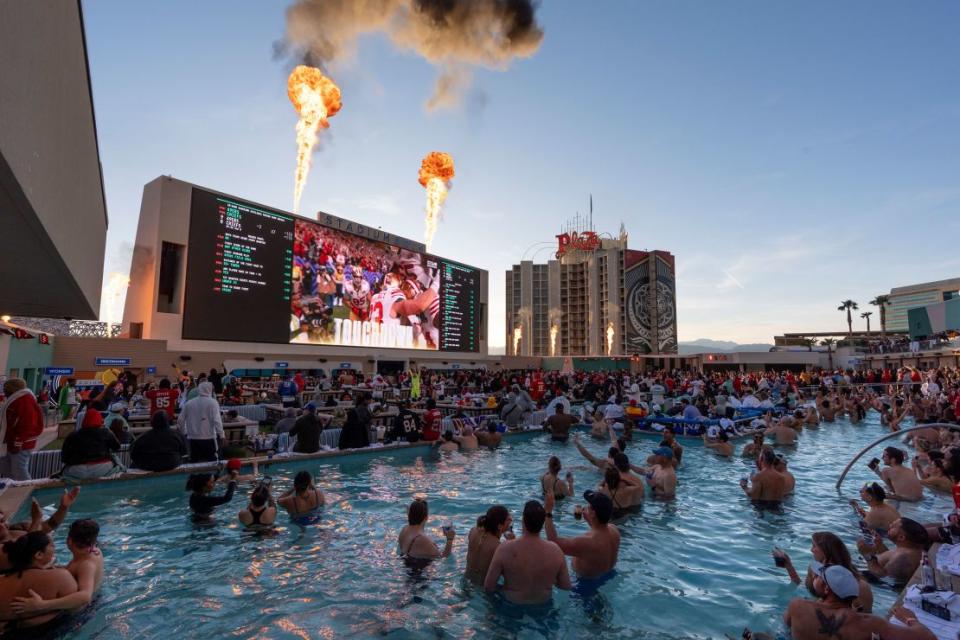 Los fanáticos de los 49ers de San Francisco celebran un touchdown mientras miran el partido de fútbol americano de la NFL Super Bowl 58 contra los Chiefs de Kansas City desde una piscina en la parte superior del Circa Resort and Casino, el domingo 11 de febrero de 2024 en Las Vegas. Gregory Bull/AP