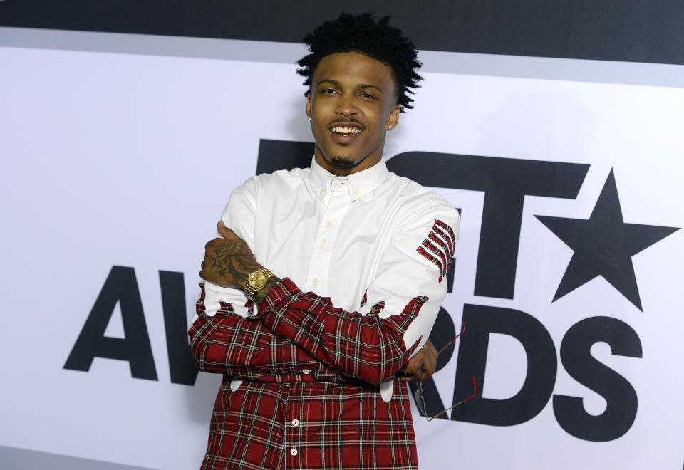 August Alsina poses backstage at the 2014 BET Awards in Los Angeles, California June 29, 2014.  REUTERS/Kevork Djansezian  (UNITED STATES-Tags: ENTERTAINMENT)(BETAWARDS-BACKSTAGE)