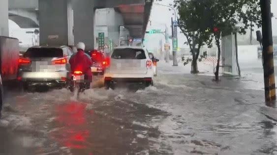 新北多路段大塞車，駕駛均減速慢行，還有騎士「滑水前行」。（圖／翻攝畫面）