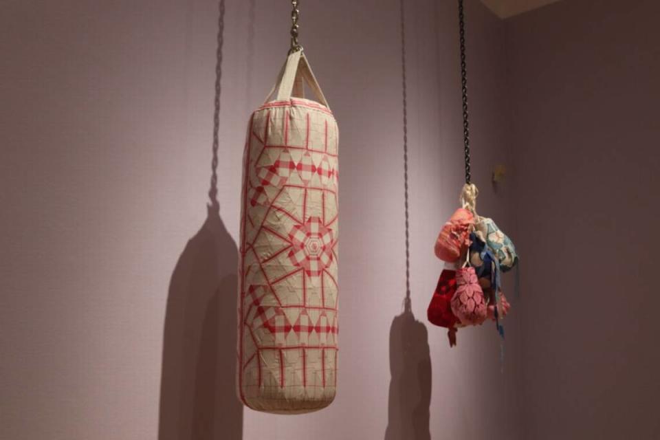 Las esculturas de Zoe Buckman combinan el equipamiento de boxeo con el arte textil, un medio tradicionalmente considerado femenino.