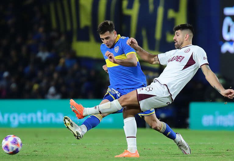 Un despeje de Anselmino la noche de su debut, ante Lanús