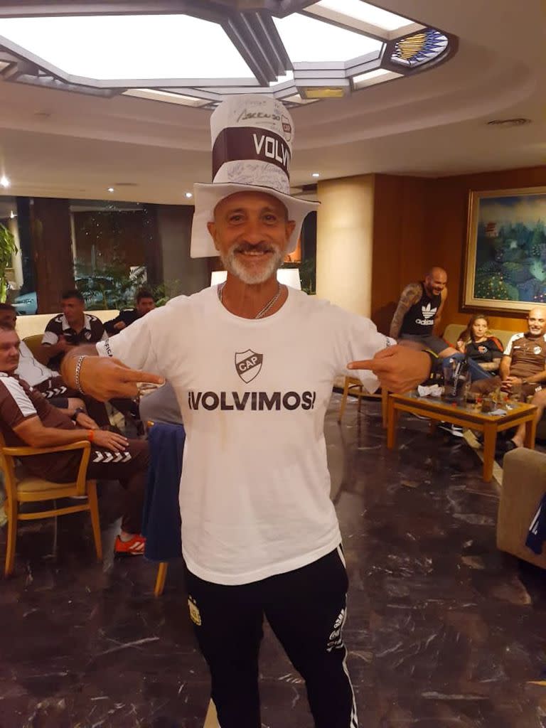 “Volvimos” dice la remera y se cumplió la meta que tenía Sánchez al asumir como manager: Platense retornó a la A tras 22 años.