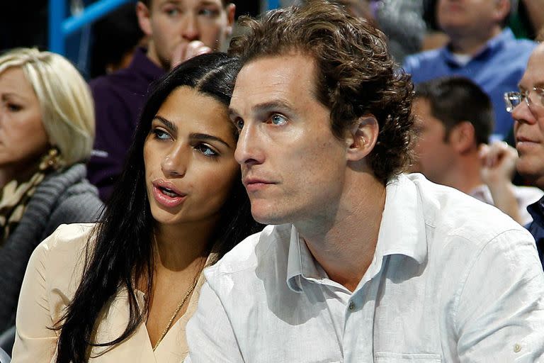 Basquet en pareja. Matthew McConaughey y su novia, Camila Alves, fueron juntos a ver un partido de New Orleans Hornets