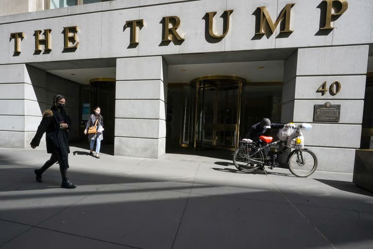 Vista de la entrada del edificio Trump en el número 40 en Wall Street, en el distrito financiero de Nueva York, el 23 de marzo de 2021. (Foto AP/Mary Altaffer, archivo)