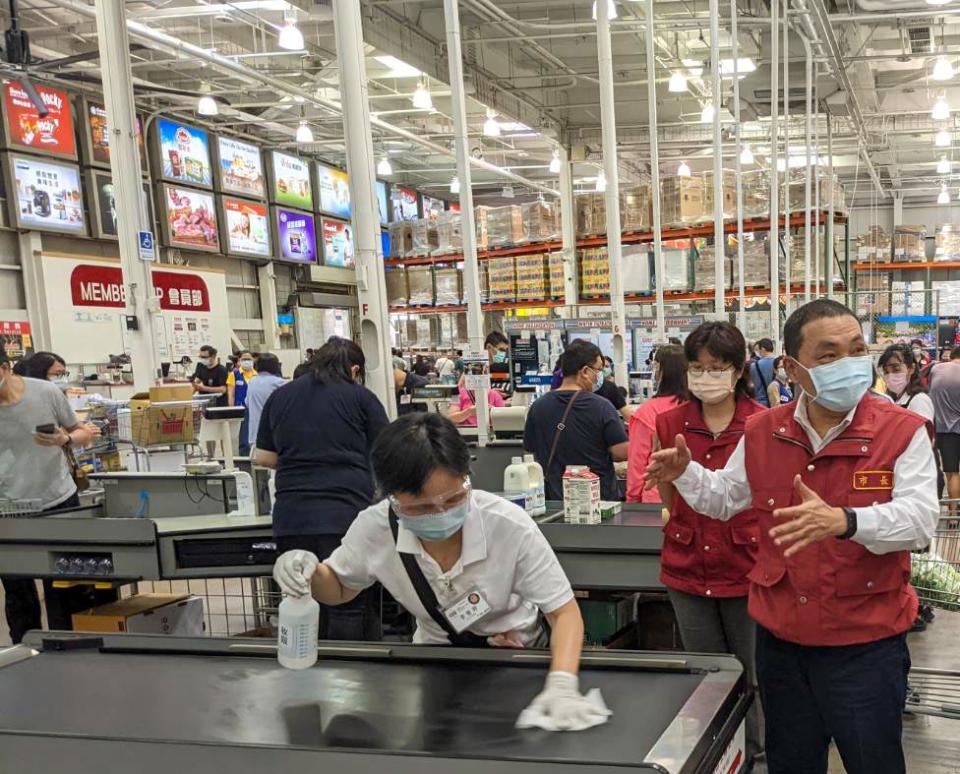 侯友宜前往視察中和好市多大賣場，業者現場落實相關防疫措施   圖：新北市政府經發局提供