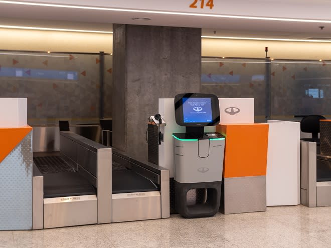 l control de equipaje se efectúa por medio de cuatro tomógrafos ubicados en el subsuelo de la terminal, que permiten inspeccionar 1024 valijas por hora c/u con cinco niveles de seguridad.