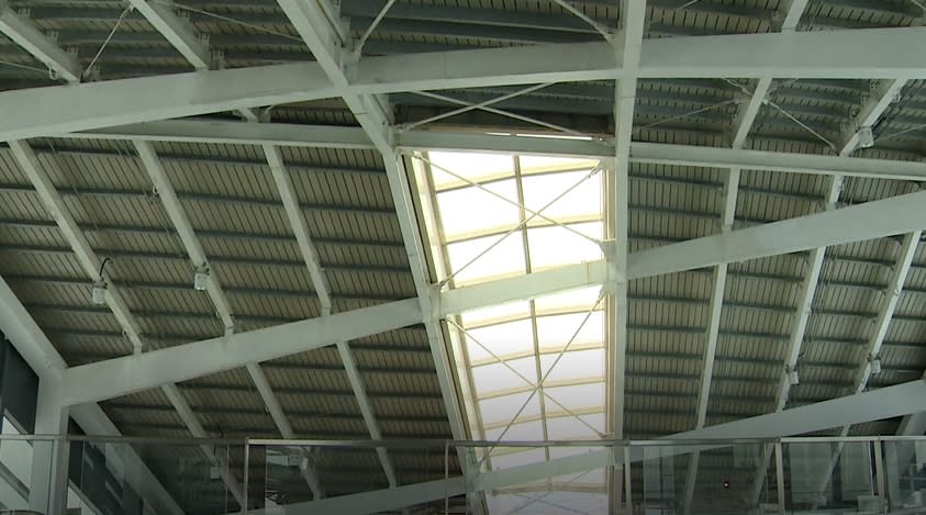 環狀線採用全罩式屋頂及大量玻璃，屬於半開放空間。（圖／東森新聞）
