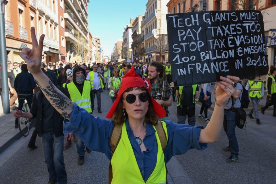 <p>A Toulouse, dans la matinée, certains manifestants se sont rassemblés devant la plateforme toulousaine d’Amazon, qui a été fermée. Plus tard dans la journée, plusieurs milliers de personnes devaient manifester dans la Ville Rose.<br>(Crédit : Getty Images) </p>