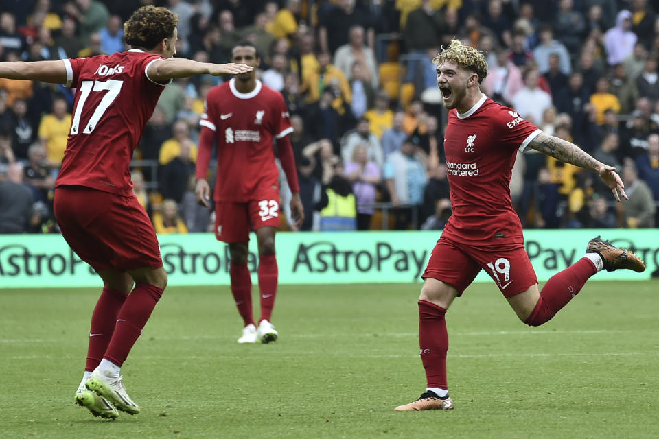 Harvey Elliott del Liverpool celebra el autogol de Hugo Bueno del Wolverhampton en el encuentro de la Liga Premier el sábado 16 de septiembre del 2023. (AP Foto/Rui Vieira)