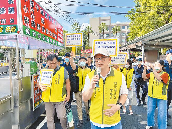 台南市市場處長陳豪吉（前）帶隊巡行大東夜市各攤商勸導「今天不要營業」。（洪榮志攝）