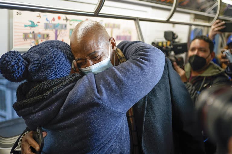 Eric Adams, esta mañana en el subte de Nueva York. (AP Photo/Seth Wenig)