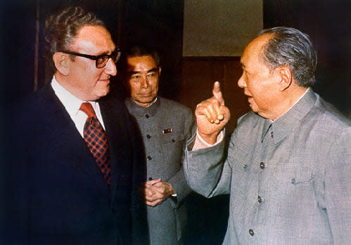 基辛格（左）與中共領導人毛澤東（右）、周恩來在磋商中美關係正常化。圖／取自維基百科