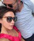 Comment se porte le couple Beckham ? Apparemment très bien, comme le prouve la photo qu’a postée Victoria sur son compte Instagram. Toujours en vacances sur les bords de la Méditerranée, l’ancienne Spice Girl a posé tendrement enlacée dans les bras de son époux David. Après 21 ans de mariage, on peut dire que Love is (still) in the air ! © Instagram @victoriabeckham