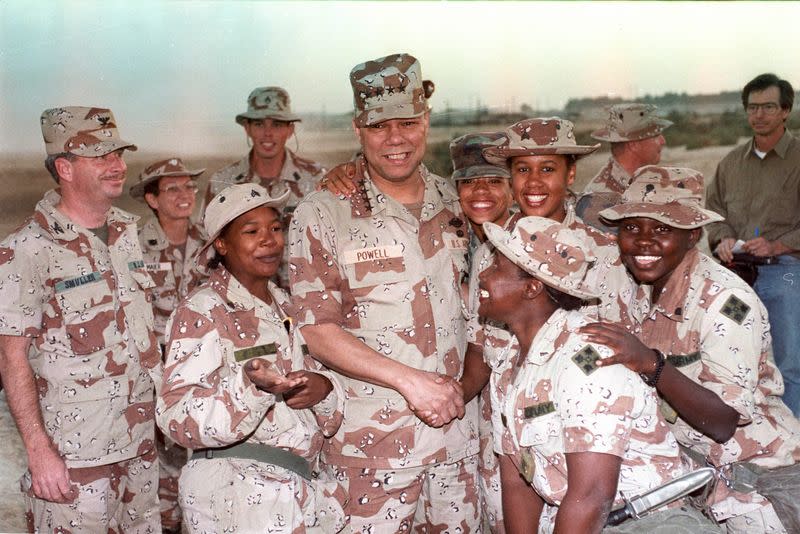 FOTO DE ARCHIVO-El jefe del Estado Mayor Conjunto, el general Colin Powell, y miembros de la 132ª Compañía de Policía Militar posan para una fotografia en Arabia Saudita.