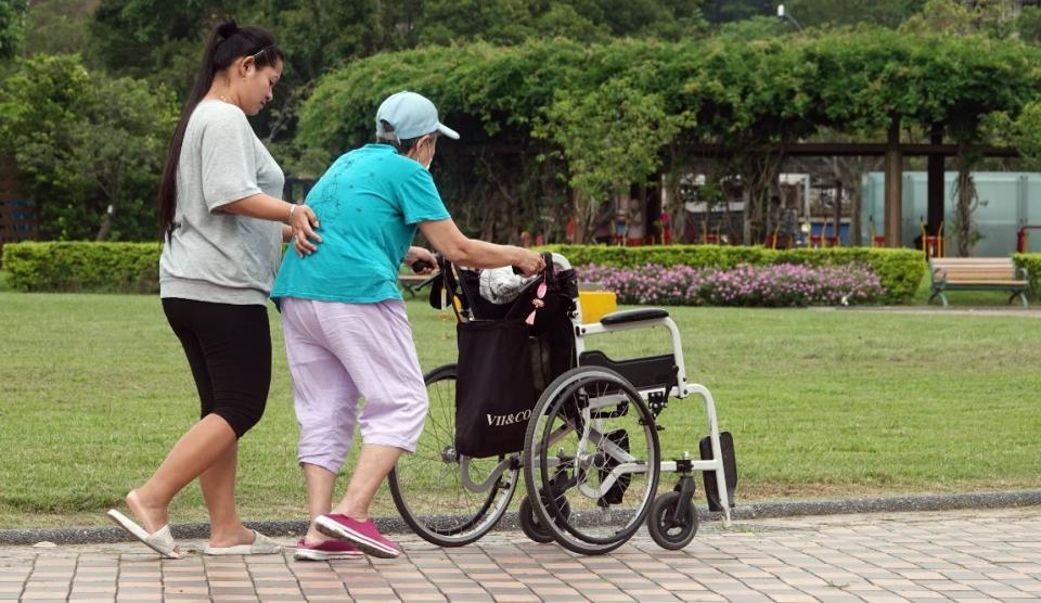 台灣即將進入超高齡社會 ，110年國人平均壽命為80.86歲，七大縣市中又以台北市人最長壽。（圖／聯合報系資料照片）