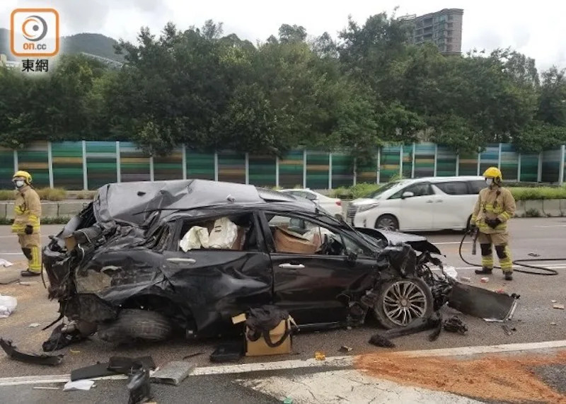 私家車嚴重損毀。(楊日權攝)


