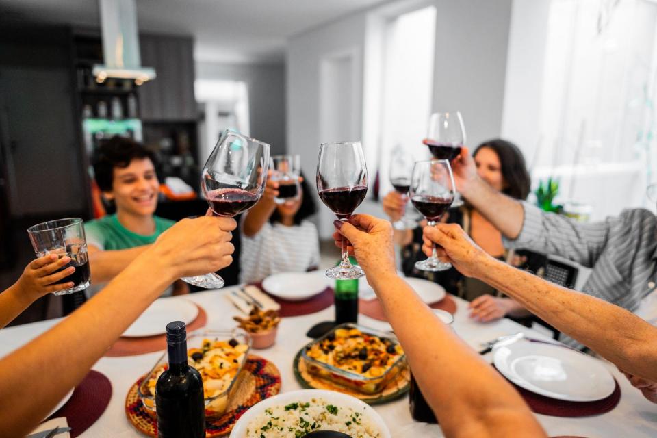 Una familia brindando durante una cena