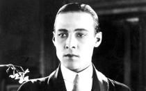 Rudolph Valentino war der Frauenschwarm der 20er-Jahre schlechthin. Der Schauspieler, der 1895 in Italien zur Welt kam, wurde mit Rollen als heißblütiger Liebhaber in Filmen wie "Der Sohn des Scheichs" weltberühmt. 1926 starb er im Alter von nur 31 Jahren an den Folgen eines Magengeschwürs - 100.000 Menschen sollen in New York zu seinem Begräbnis gekommen sein. (Bild: Hulton Archive/Getty Images)