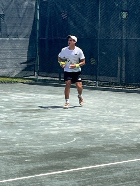 Roy Horovitz, nativo de Orlando, en su debut como tenista profesional en el evento de la Fundación Infantil Mardy Fish el 26 de abril de 2023 en Vero Beach.