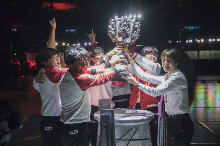 SK Telecom T1 lifts the Summoner’s Cup once more (Riot Games/lolesports)