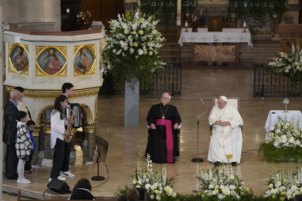 El papa Francisco escucha una canción tradicional durante un encuentro con refugiados y personas pobres en la iglesia de Santa Isabel de Hungría, en Budapest, Hungría, el 29 de abril de 2023. (AP Foto/Andrew Medichini)