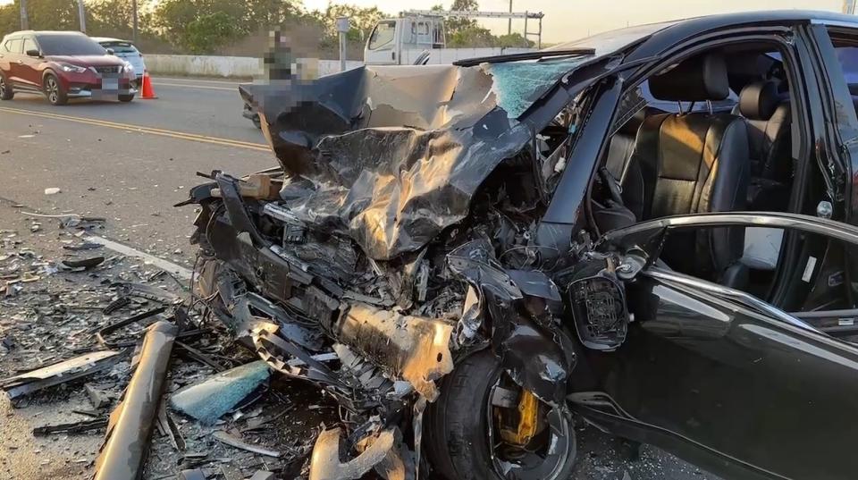 雲林縣土庫鎮今日發生死亡車禍，事故車輛車體嚴重毀損變形。（翻攝畫面）