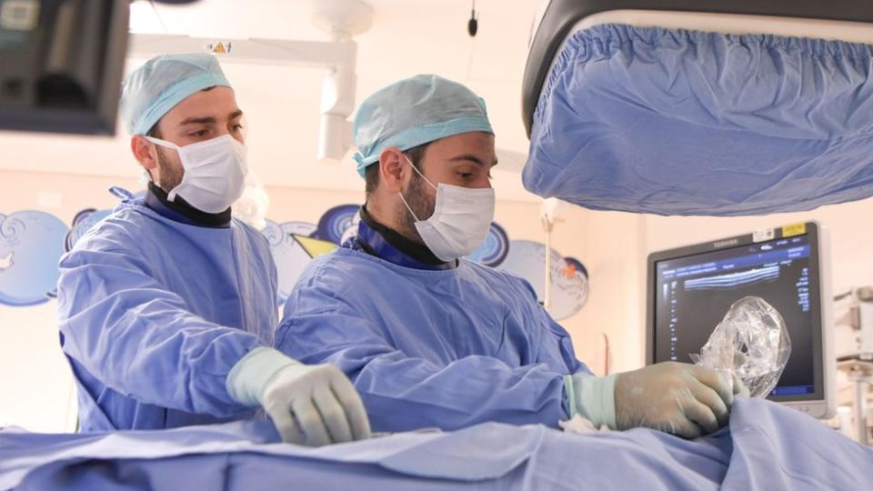 La dupla de radiólogos intervencionistas pediátricos durante la operación de Yasmin.