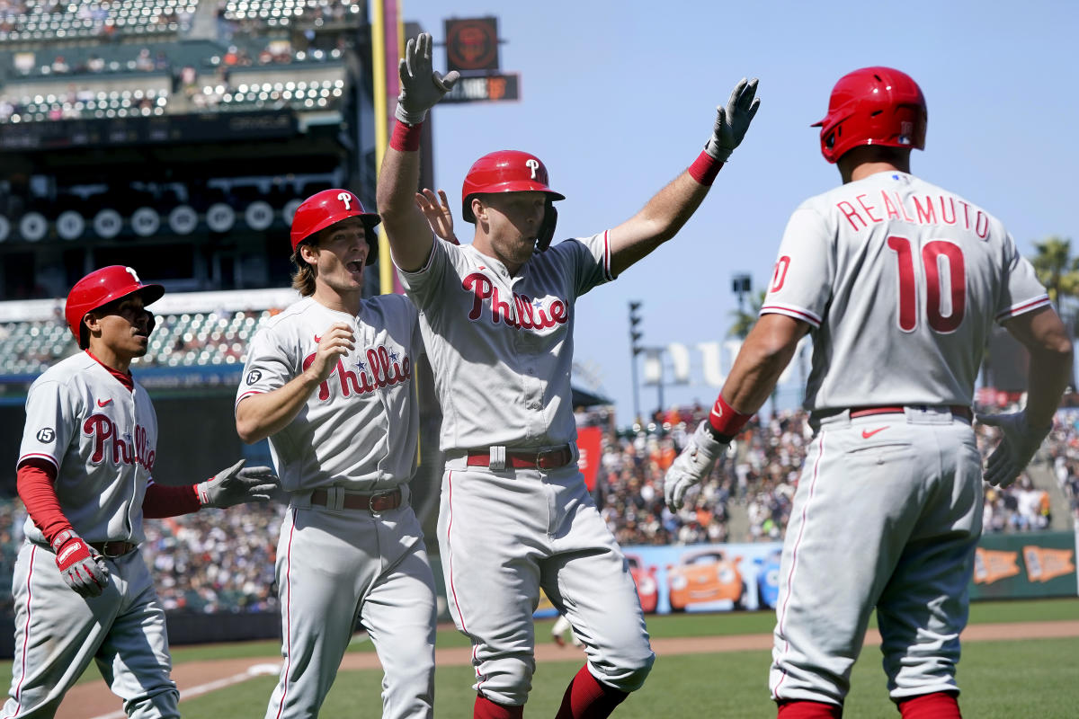 Hoskins breaks out of slump with 6 RBIs, Phillies top Giants