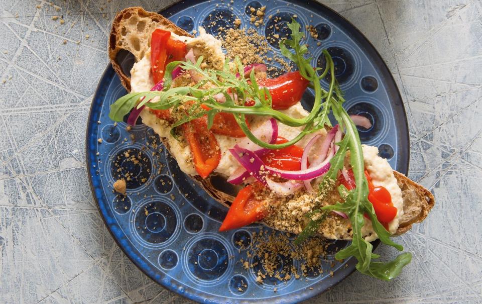 Hummus sandwich heatwave june uk 2022 summer soups salads what to eat cook food recipes - Daniela Haug