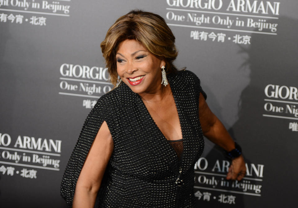 Tina Turner, ici sur le tapis rouge pour le défilé de Giorgio Armani au complexe artistique 798, à Pékin en Chine, le 31 mai 2012.