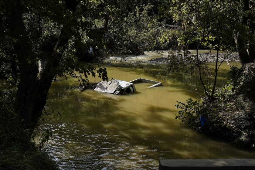 ARCHIVO - Una camioneta permanece bajo el agua tras una inundación en Hindman, Kentucky, el 2 de agosto de 2022. (AP Foto/Brynn Anderson, archivo)