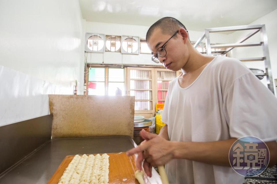 次子蘇彥名負責將牛舌餅的餅皮、餡料捏成一定大小，方便後續作業。
