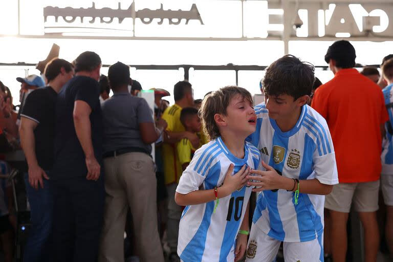 Niños de Argentina lloran al ingresar al estadio en medio de disturbios afuera del estadio antes del partido final de la CONMEBOL Copa América 2024 entre Argentina y Colombia en el Hard Rock Stadium