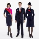 Die australische Fluggesellschaft Qantas Airways setzt auf modernes Colorblocking und hat für ihre Flugbegleiter und Flugbegleiterinnen außerdem den Fedora-Hut zurückgeholt – kombiniert mit elegantem Schwarz ist das in der Tat ein modisches Statement.