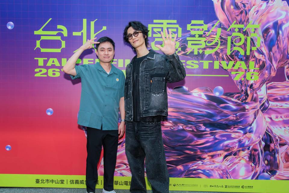 （左）導演練建宏、（右）李英宏於台北電影節映後與觀眾對談，除了暢聊《莎莉》的合作趣事，也不忘與觀眾預告於《彈一場完美戀愛》再次合作，今夏將繼續帶給影迷英宏宇宙的另類台式浪漫。（圖／GagaOOLala提供）