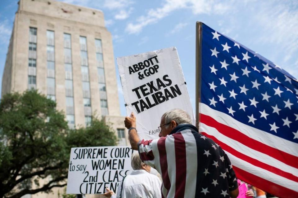 Manifestantes a favor del derecho a decidir frente al ayuntamiento de Houston, en Texas, el 14 de mayo de 2022.