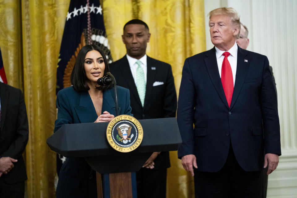 Kim Kardashian West habla al lado del presidente Donald Trump durante una conferencia de prensa acerca de la reforma del sistema de justicia penal en la Sala Este de la Casa Blanca en Washington el 31 de junio de 2019. (Doug Mills/The New York Times)