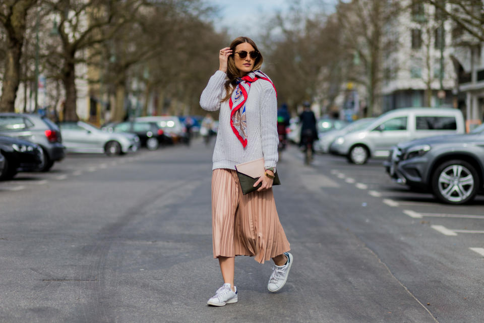 Nos encanta cómo combinó Sofia Morgan su falda plisada de Zara en Berlín. Y es que con un jersey de corte <em>oversize</em> queda genial, sobre todo con un pañuelo como complemento. ¡Sobresaliente! (Foto: Christian Vierig / Getty Images)