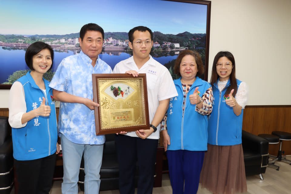 鮭魚回流 竹南高中學生劉智群（圖中）大學學測滿級分，獲縣長鍾東錦表揚