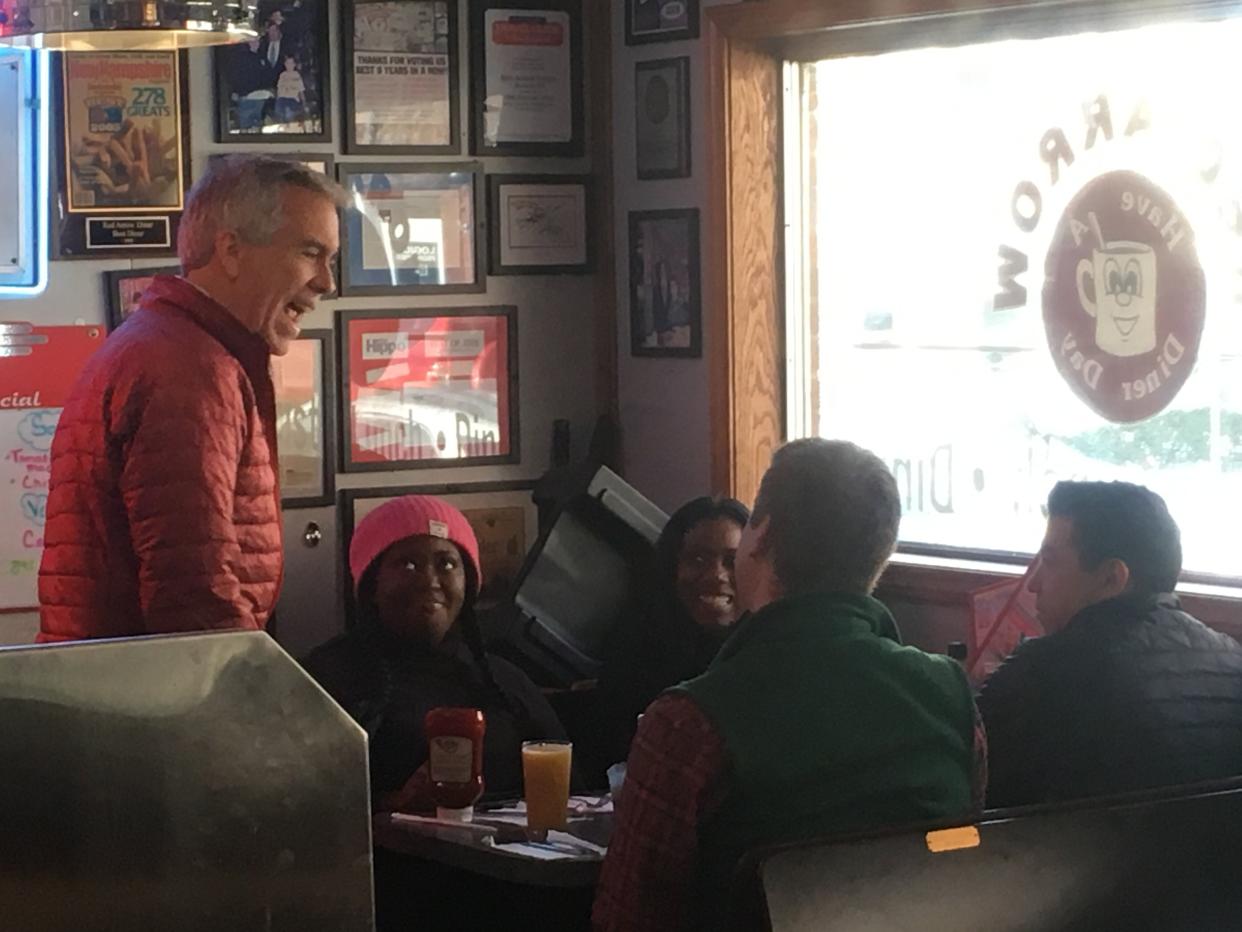 Former Republican congressman and now presidential candidate Joe Walsh (left) greets customers at the Red Arrow Diner in Manchester, New Hampshire. (Photo: S.V. Date/HuffPost)