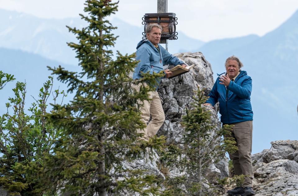 Da sind sie nun in Zivil. Ein ungewohnter Anblick, wenn man bedenkt, dass Hubert (Christian Tramitz, links) und Girwidz (Michael Brandner) eigentlich nur dienstlich Zeit miteinander verbringen. Das änderte sich im vierten Fernsehfilm der Krimi-Serie. (Bild: ARD/Thomas Neumeier)