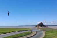 <p>No es un pájaro ni un avión, es el equilibrista francés Nathan Paulin caminando sobre una cuerda floja en dirección al Monte Saint-Michel para establecer un nuevo récord del mundo. (Foto: Damien Meyer / AFP / Getty Images).</p> 