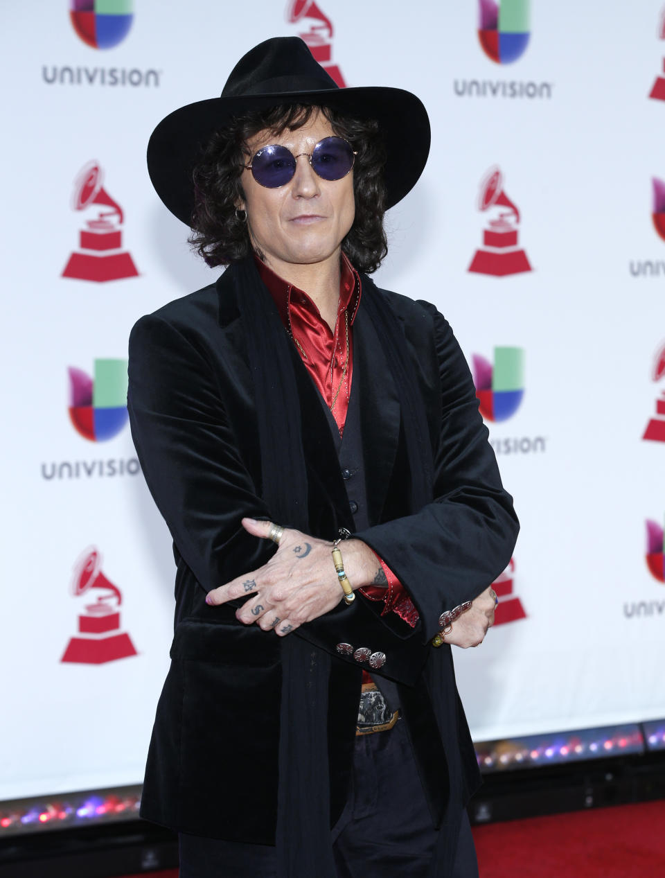 Enrique Bunbury llega a los Latin Grammy el jueves 15 de noviembre de 2018 en el MGM Grand Garden Arena en Las Vegas. (Foto Eric Jamison/Invision/AP)