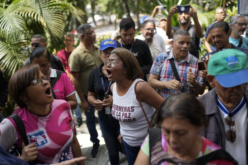 ARCHIVO - Maestros y enfermeras reclaman mejores salarios en una protesta en Caracas, Venezuela, el 18 de septiembre de 2023. (AP Foto/Ariana Cubillos, Archivo)