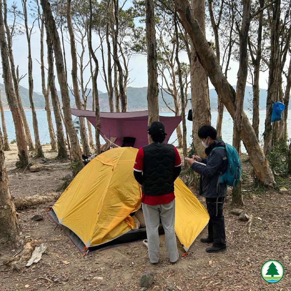 郊野公園設有露營地點，但在指定營地外紮營則屬違法。   （漁護署圖片）