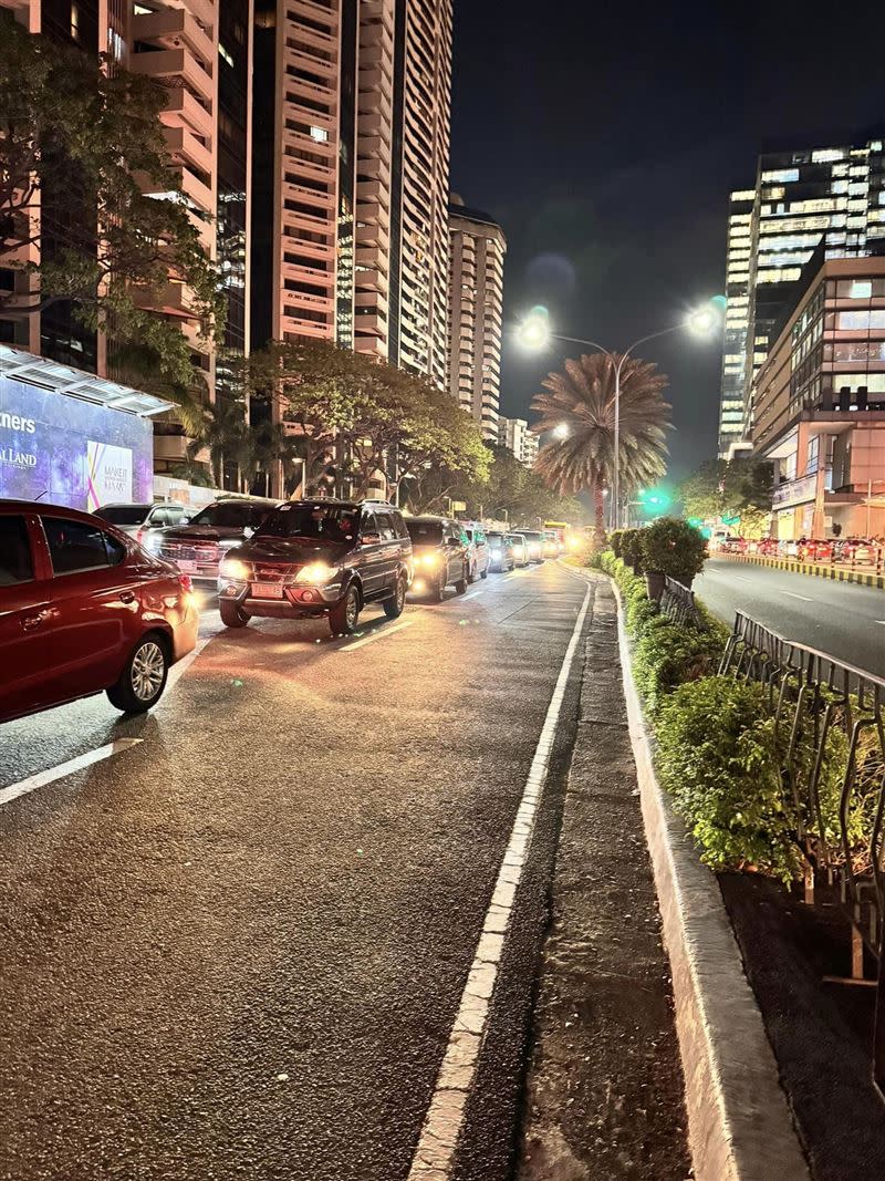 菲律賓道路內線未規定「禁行機車」。（圖／臉書粉專「第四維度 Photography」授權提供）